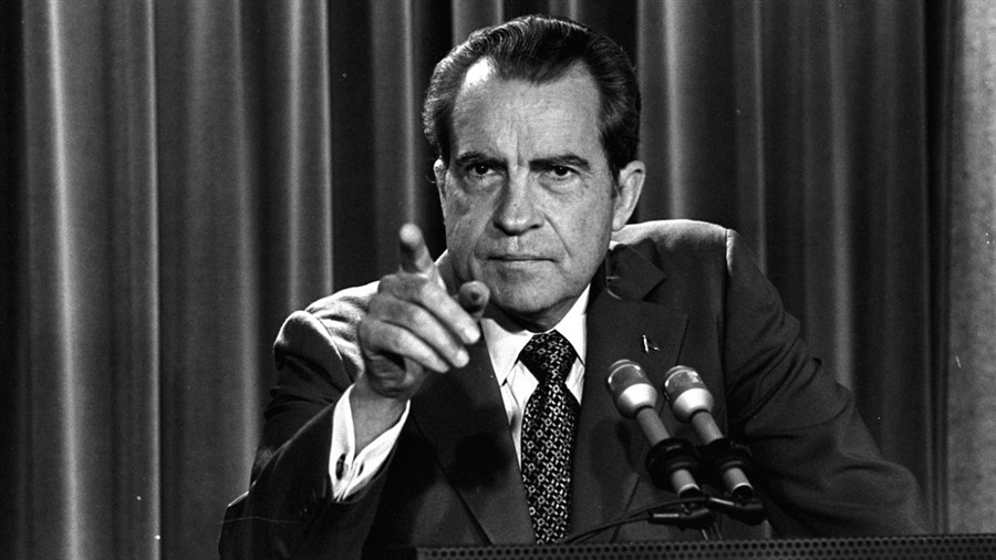 Presidente Richard Nixon acaba com o tratado de Bretton Woods em 1971
