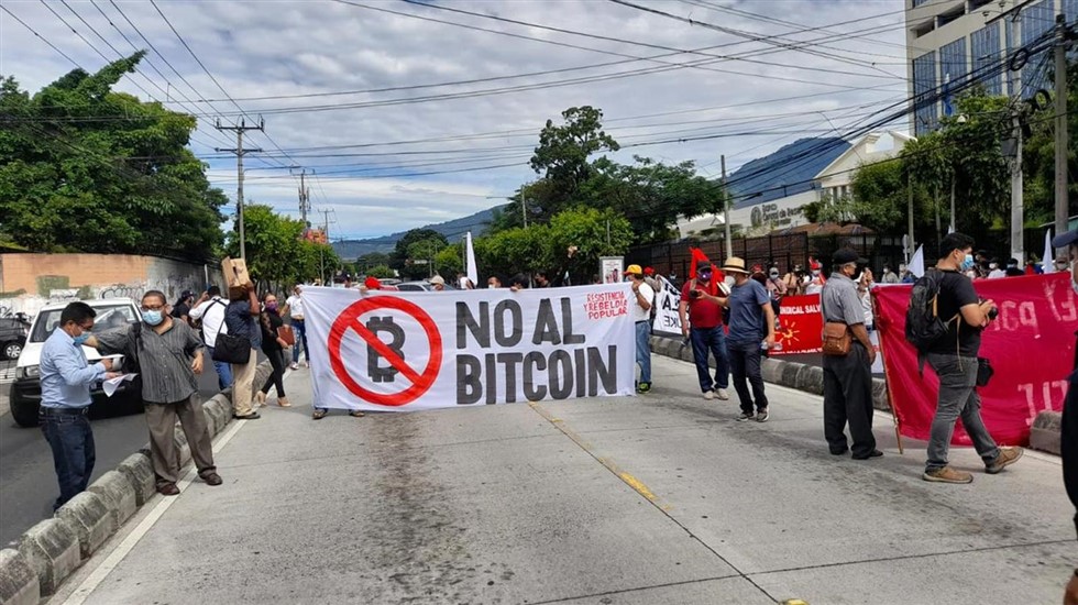 A esquerda socialista de plantão convenceu o gado submisso que o bitcoin é ruim para o país e saíram às ruas em protesto contra o ativo digital!